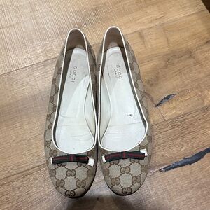 Gucci Women's Tan and Brown Ballet Flats with Red and Green BowAccents